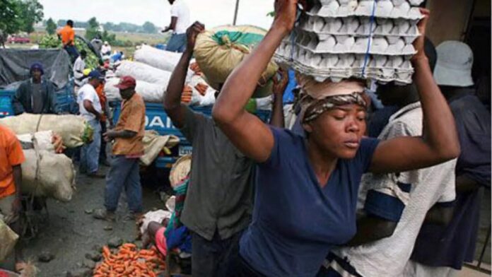 Haitianos se abastecen este domingo de productos alimenticios en RD