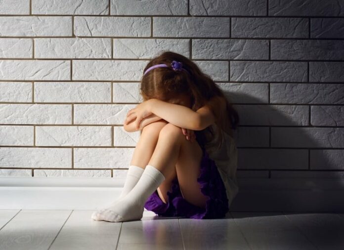 Hombre violó a niña de 7 años en San Cristóbal; ya lo apresaron