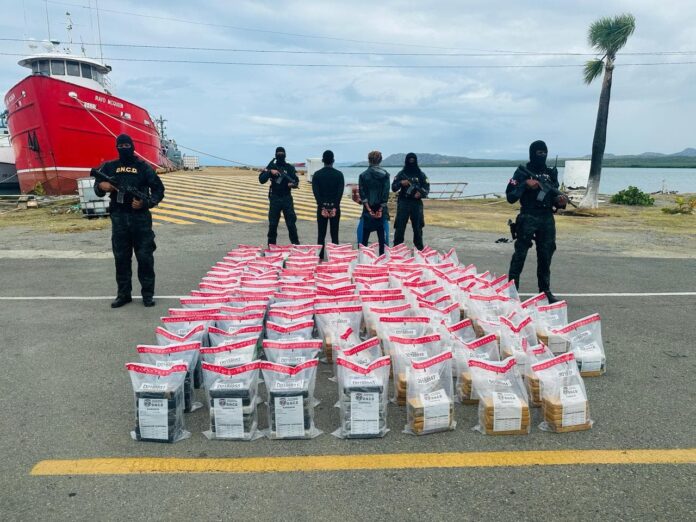 Incautan 754 paquetes de presunta cocaína en costas Peravia