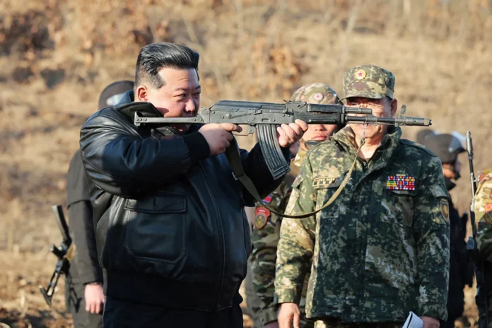 Kim Jong- un, supervisa artillería con capacidad de alcanzar a la capital de Corea del Sur