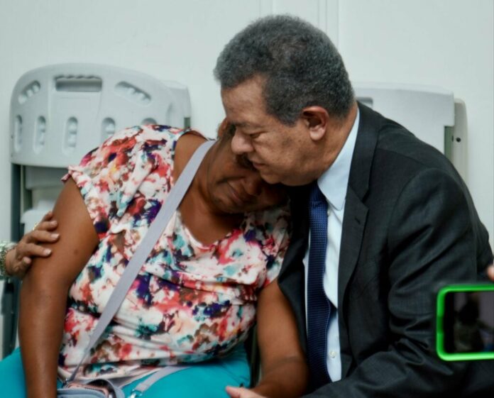 Leonel visita Robert Reid para conocer estado de salud de niños de Salcedo