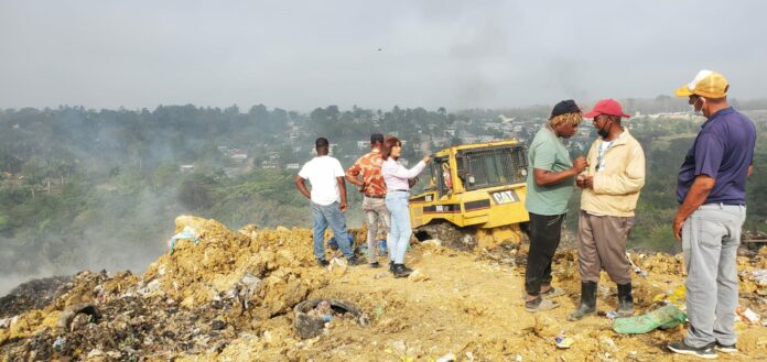 Medio Ambiente y bomberos tratan de sofocar incendio registrado en vertedero Duquesa
