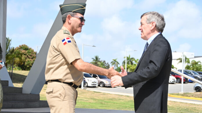 Ministro de Defensa recibe visita del Ministro Británico de Relaciones Exteriores