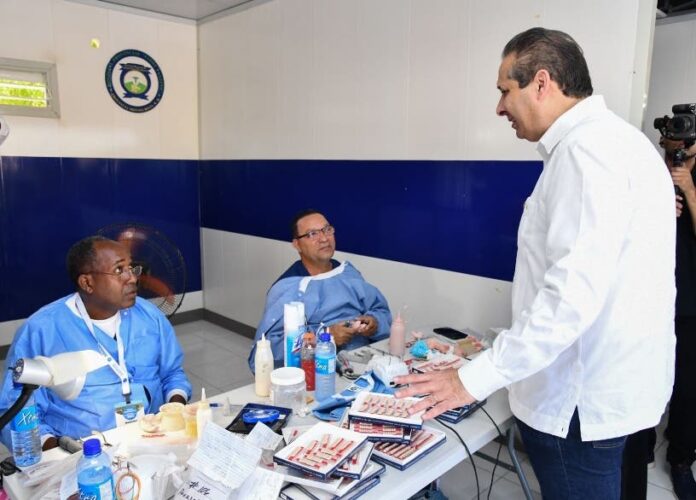 Ministro de Salud visitó el hospital de Montecristi