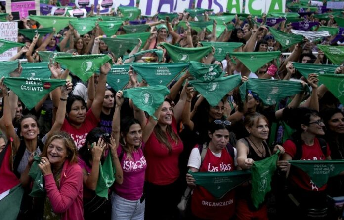 Mujeres toman las calles en en países de Latinoamérica