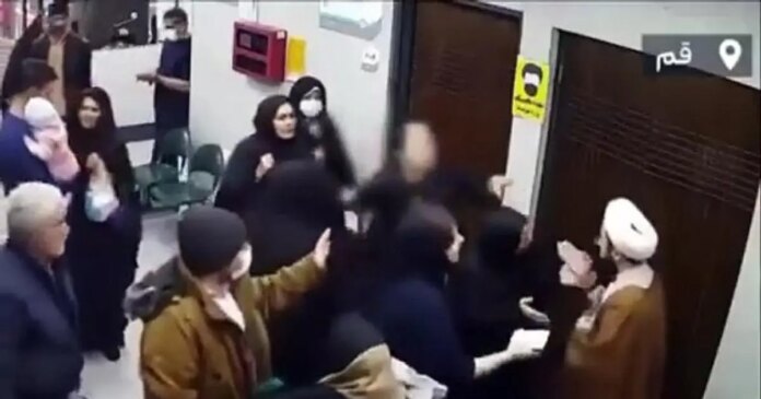 Polémica en Irán por un vídeo viral de una discusión entre un clérigo y una mujer sin velo