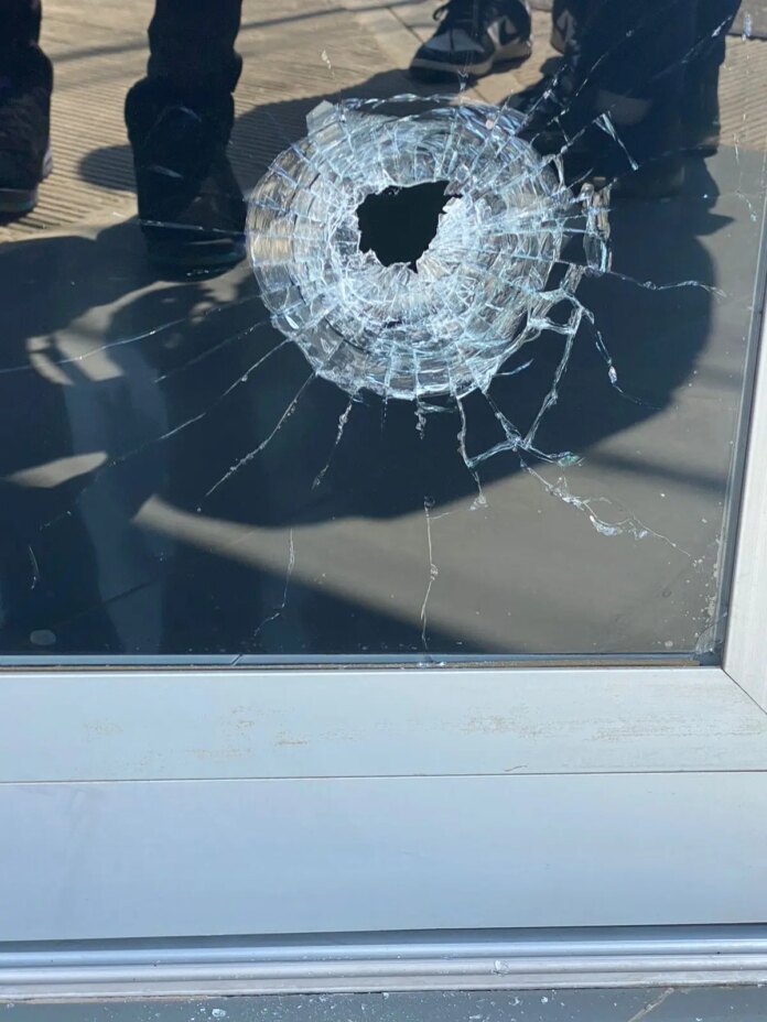 Policía apresa hombre causó daños a puerta de sucursal bancaria tras disparar contra otro