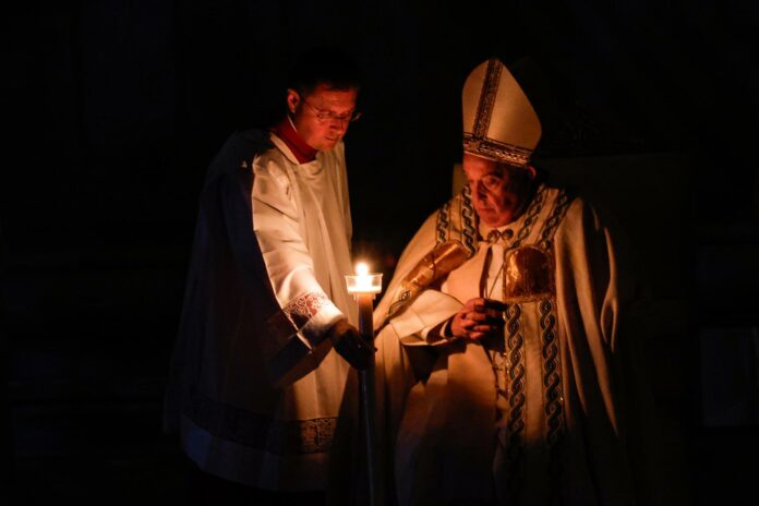 Recordando a los pueblos destruidos por el mal y la injusticia, Papa preside Vigilia 