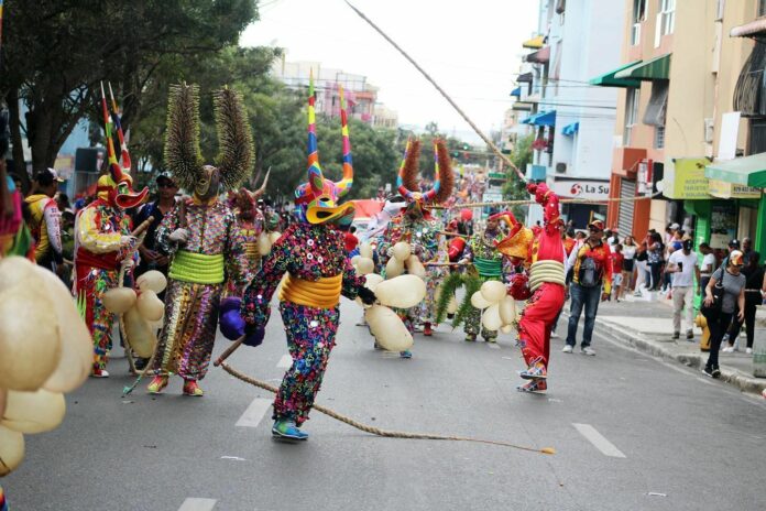 Suspenden cierre del carnaval de Salcedo tras tragedia por fuegos artificiales