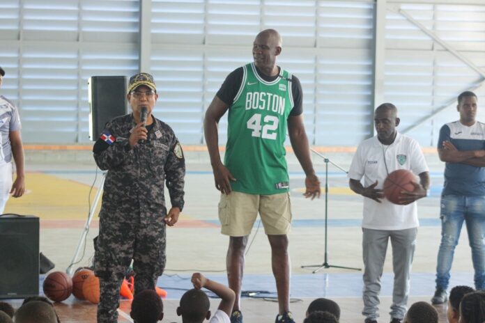 Tito Horford realiza clínica deportiva a niños del Nuevo Domingo Savio, a través de la PN y el programa “De Vuelta al Barrio”