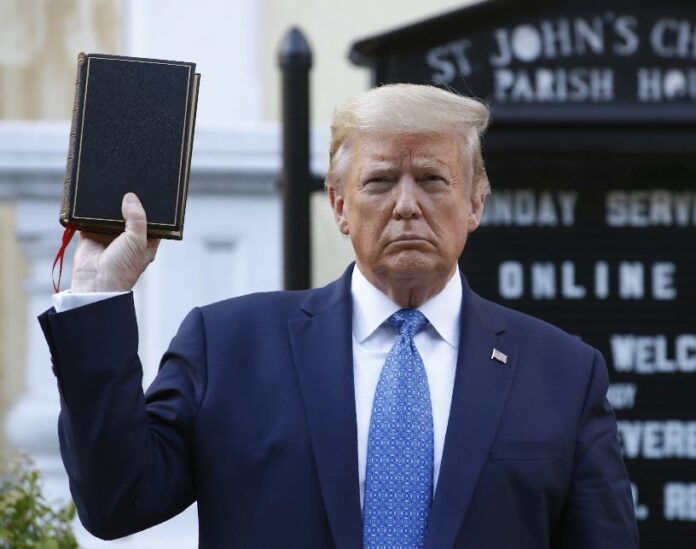 Trump vende biblias en su campaña