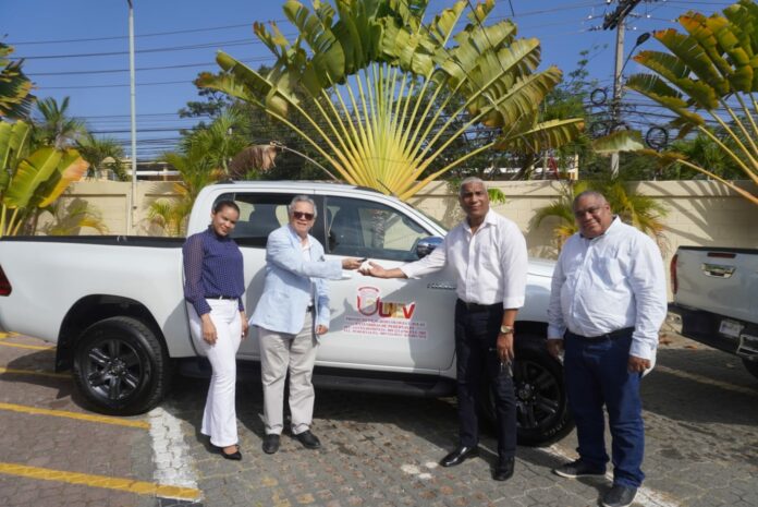 UNEV entrega vehículos para fortalecer proyectos agricultura sana en Pedernales