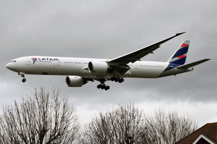 Una azafata provocó accidente en pleno vuelo del Boeing de LATAM, según datos preliminares