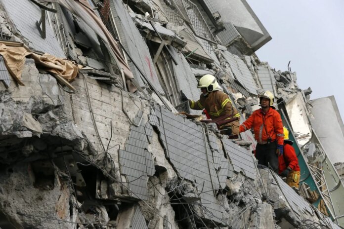 Terremoto en Taiwán: rescatistas buscan a más de cien personas atrapadas entre los escombros