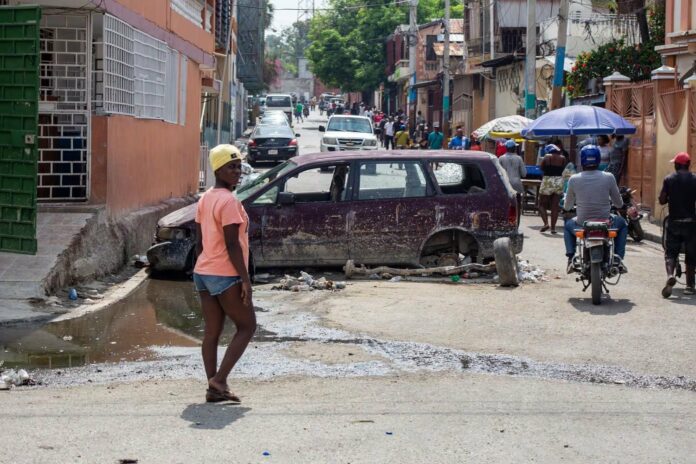 Domingo de aparente tranquilidad permite a los haitianos acudir al mercado o a la iglesia