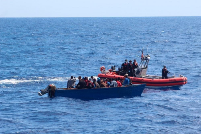 Detienen a 96 dominicanos y 7 haitianos cerca de las aguas de Puerto Rico