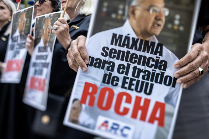Exembajador de EE.UU. Víctor Rocha será sentenciado este viernes por un caso de espionaje