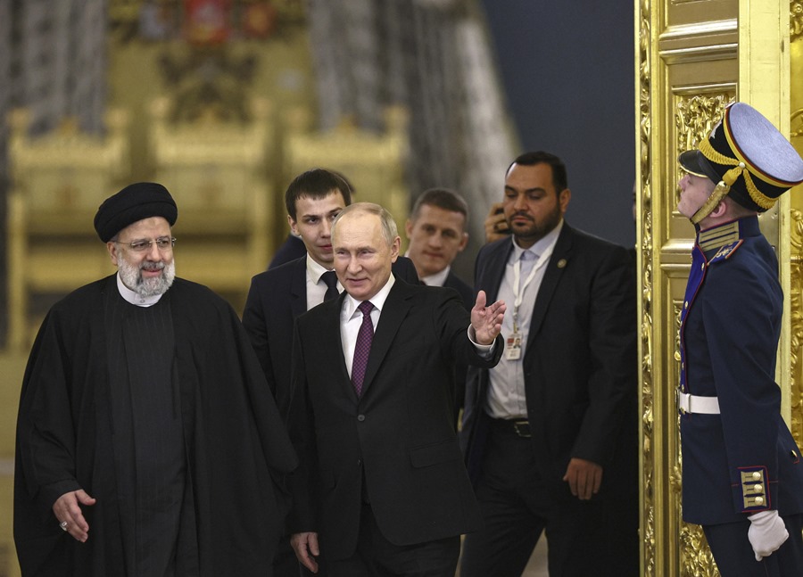 El presidente ruso Vladimir Putin (c) y el presidente iraní Ebrahim Raisi (L) en un encuentro en Moscú en diciembre de 2023