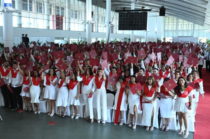 Mujeres lideran sexagésima octava graduación del INTEC