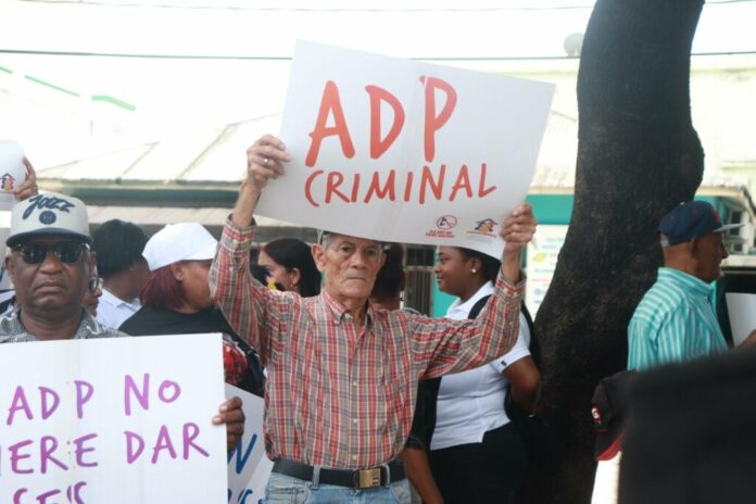 «ADP criminal», padres protestan contra paro de docencia