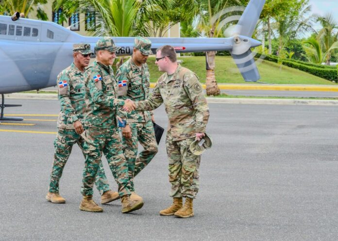 Delegación Estadounidense visita la Base Naval de Infantería para fortalecer lazos bilaterales