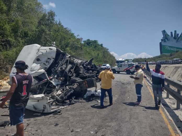 7 vehículos involucrados en accidente múltiple registrado en el puente Cumayasa, La Romana