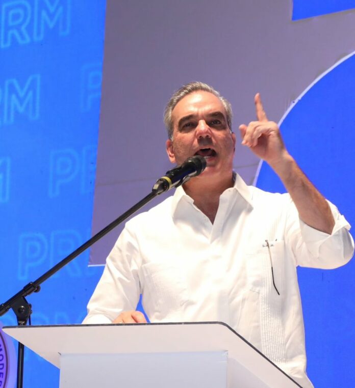 Abinader dice su Gobierno ha invertido el doble que los del PLD en Santiago