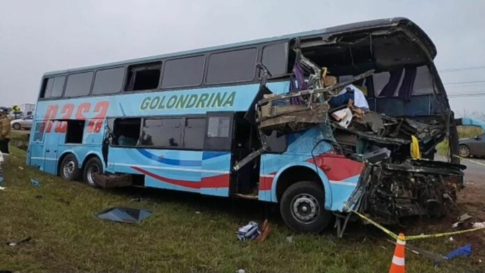 Accidente de autobús deja dos muertos y 16 heridos en Paraguay