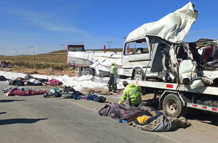Al menos 6 muertos y 31 heridos al caer un bus por un barranco en Bolivia