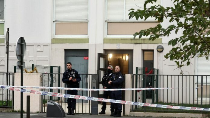 Arrestan 4 menores por la muerte de un adolescente junto a su escuela en París