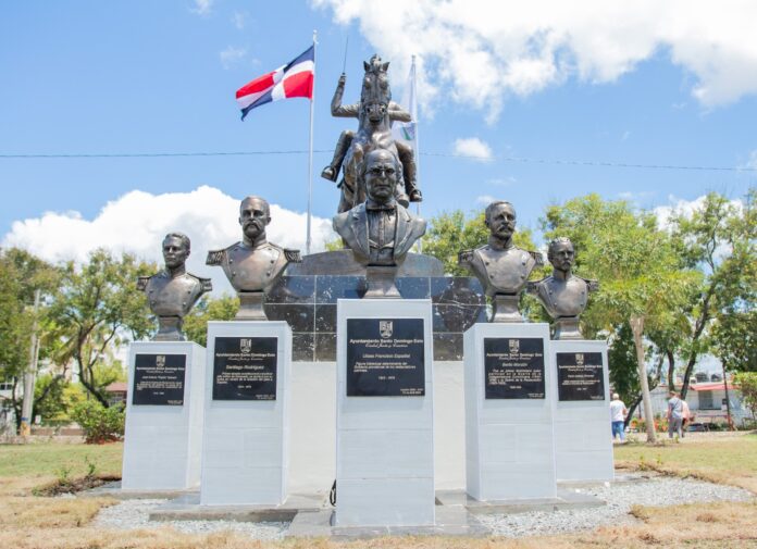 Ayuntamiento SDE develiza monumento en honor a héroes de la Restauración
