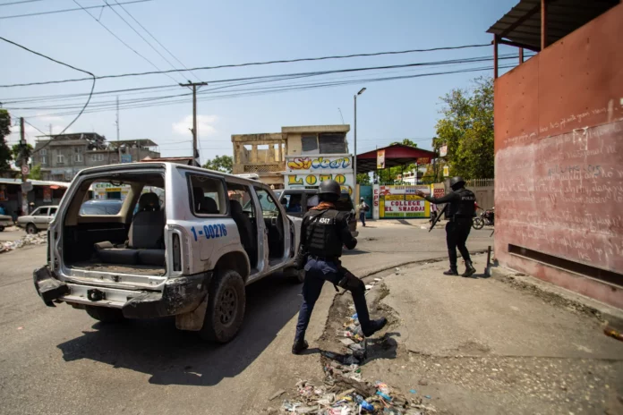 Bandas reanudan este lunes enfrentamientos con la policía en Haití