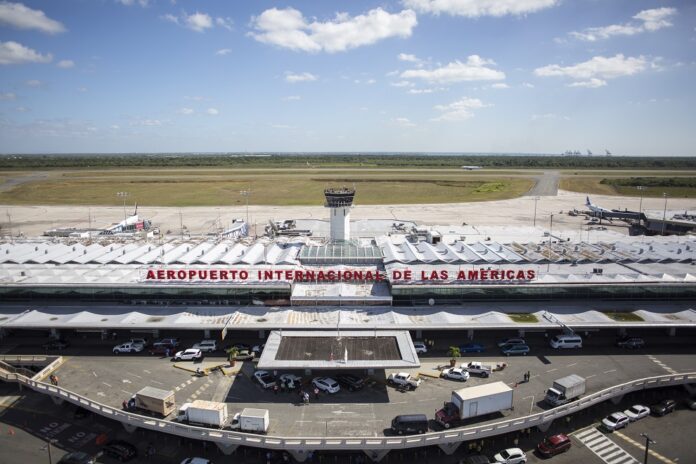 Cierran Aeropuerto de las Américas tras desprendimiento de una de sus pistas