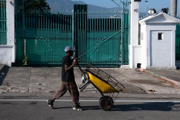Crisis en Haití causa ansiedad y suspenso a personas cercanas al Palacio Nacional