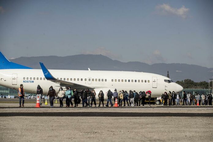 Cuba recibe 47 migrantes irregulares deportados por vía aérea desde Estados Unidos