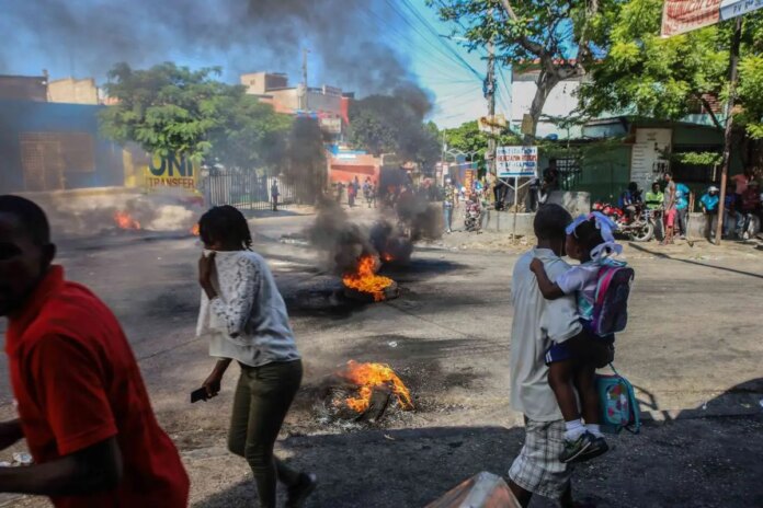 Enfrentamientos y los tiroteos entre bandas y Policía protagonizan la jornada en Haití