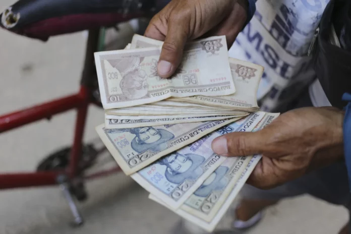 Falta de efectivo se suma a lista de las dificultades de los cubanos