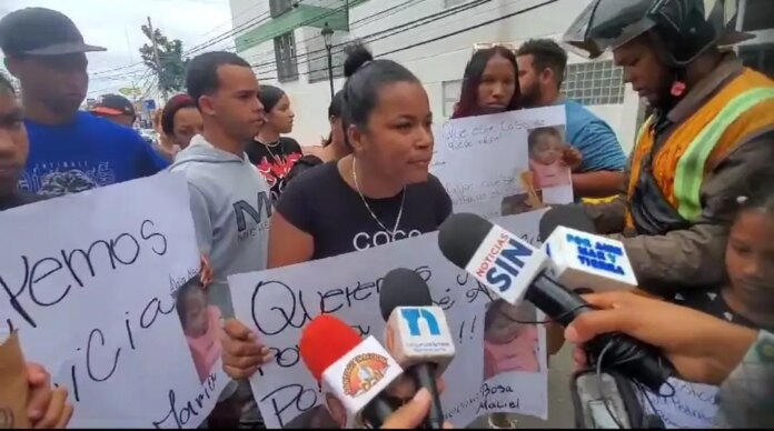 Familiares de niña fallecida protestan frente a clínica de Santiago por supuesta mala práctica médica