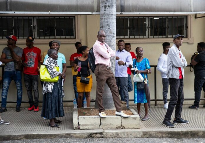 Haitianos en RD confían más en la providencia que en política ante la crisis