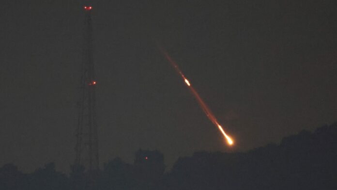 Israel lanza ataque de misiles contra Irán, según un alto funcionario de EE.UU.