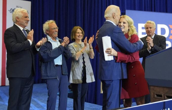 Joe Biden recibe apoyo de 15 miembros familia Kennedy