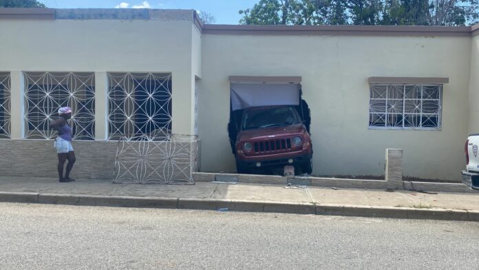 Joven pierde control de vehículo y colisiona en residencia en Dajabón