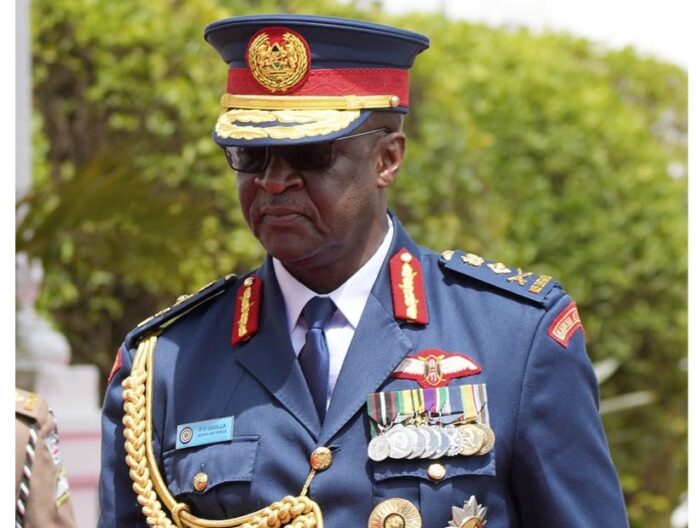 Muere en caída helicóptero jefe fuerzas militares Kenia
