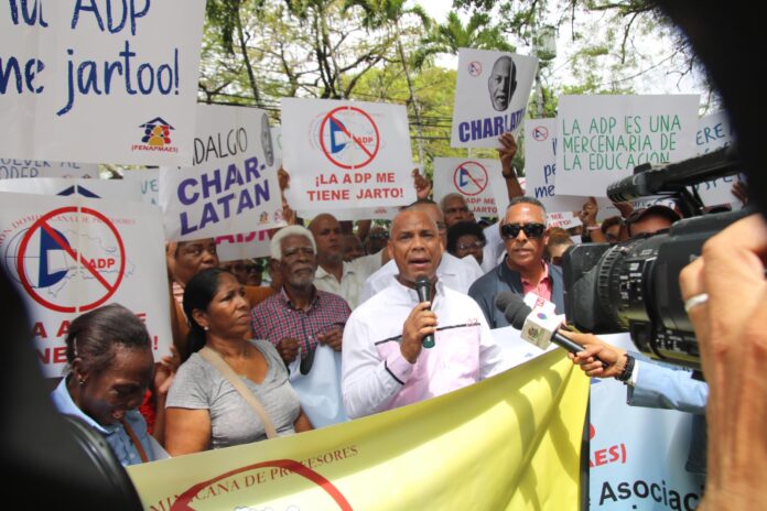 Padres, Madres y Tutores marchan contra paros de la ADP; exigen fin a la pérdida de clases