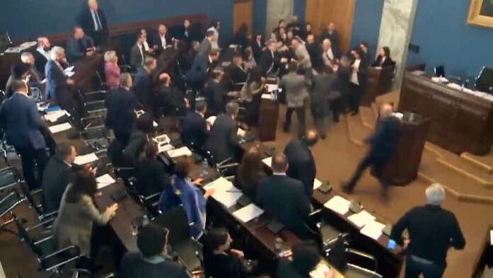 Pelea de parlamentarios de Georgia en pleno debate sobre proyecto de ley