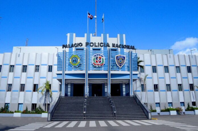Policía Nacional arresta mujer por malversación de fondos a empresa en Santiago