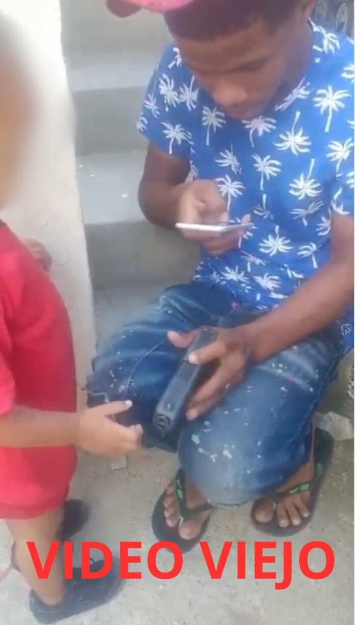 Policía dice video viral de hombre y niño con pistola es antiguo y el responsable cumple prisión