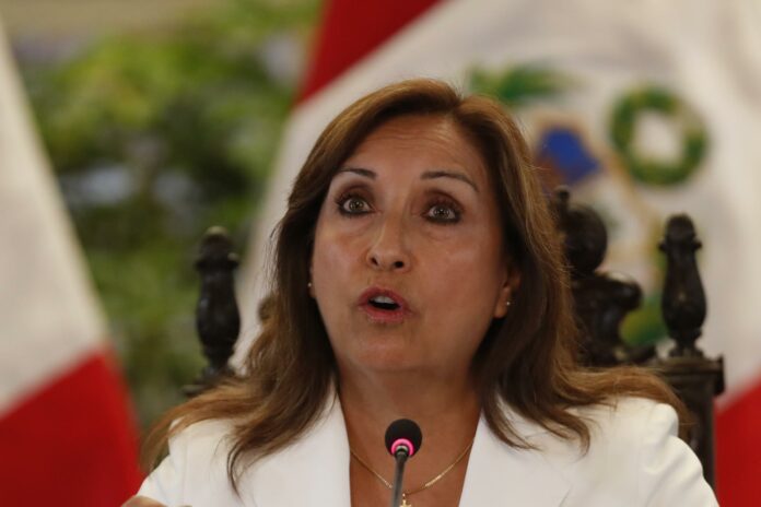 Presidenta de Perú sale de Fiscalía tras 5 horas por indagación de presunto enriquecimiento ilícito