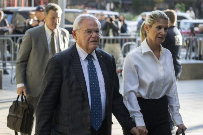 Recomiendan retrasar el juicio por corrupción contra el senador Bob Menéndez