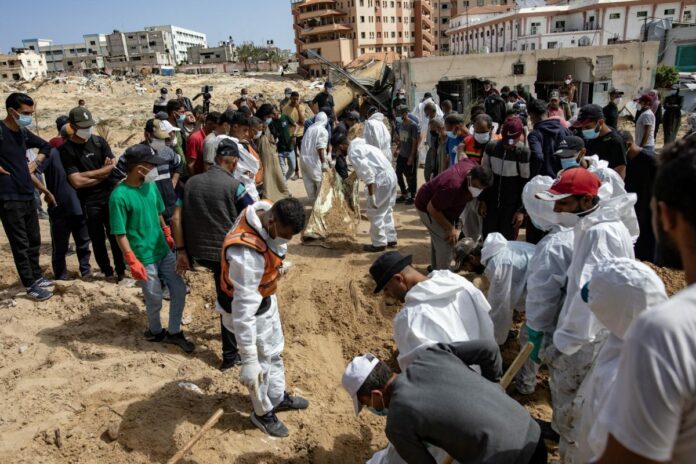 Recuperan decenas de cuerpos en una fosa común en el sur de Gaza